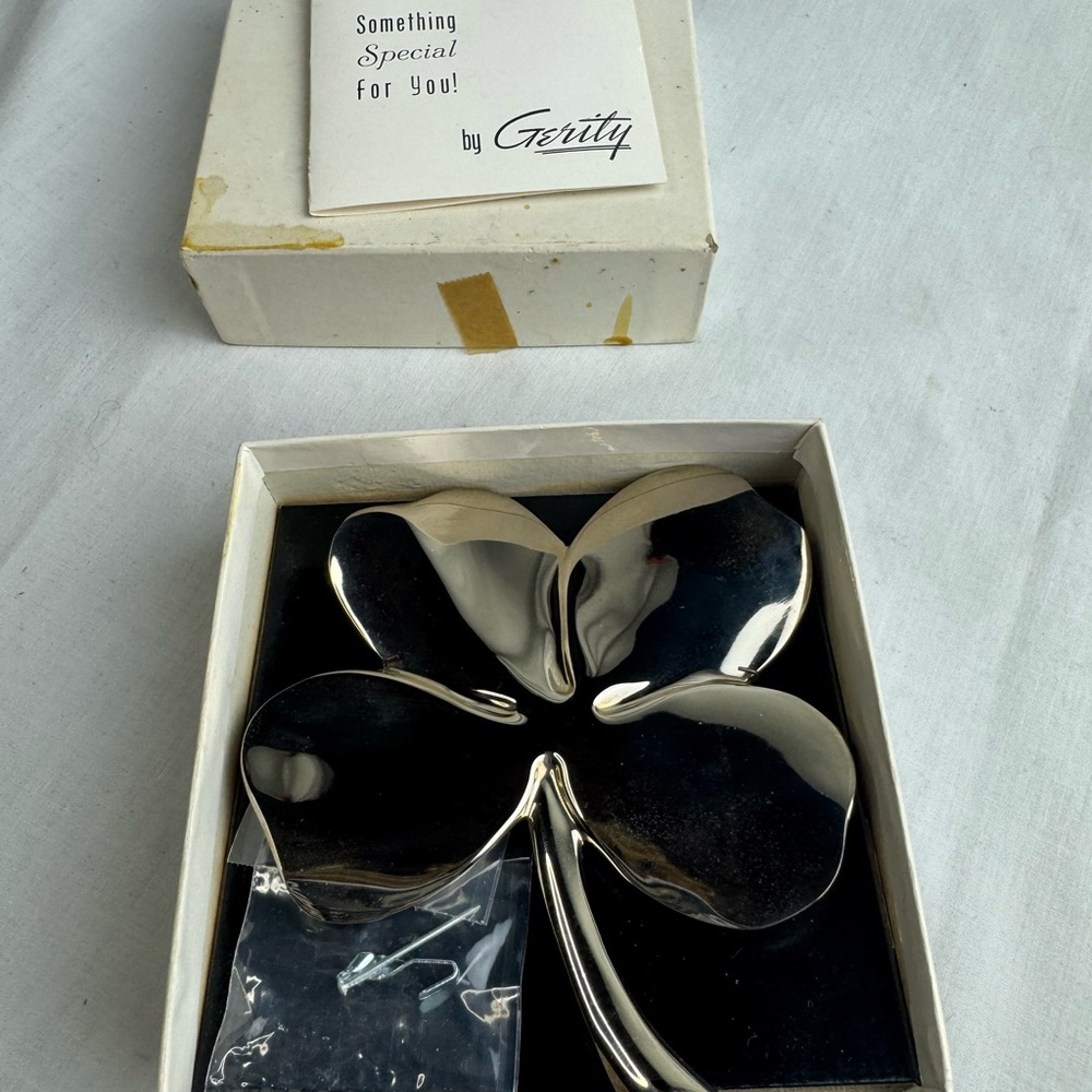 Vintage Gerity G48 Four Leaf Clover Shamrock Paperweight